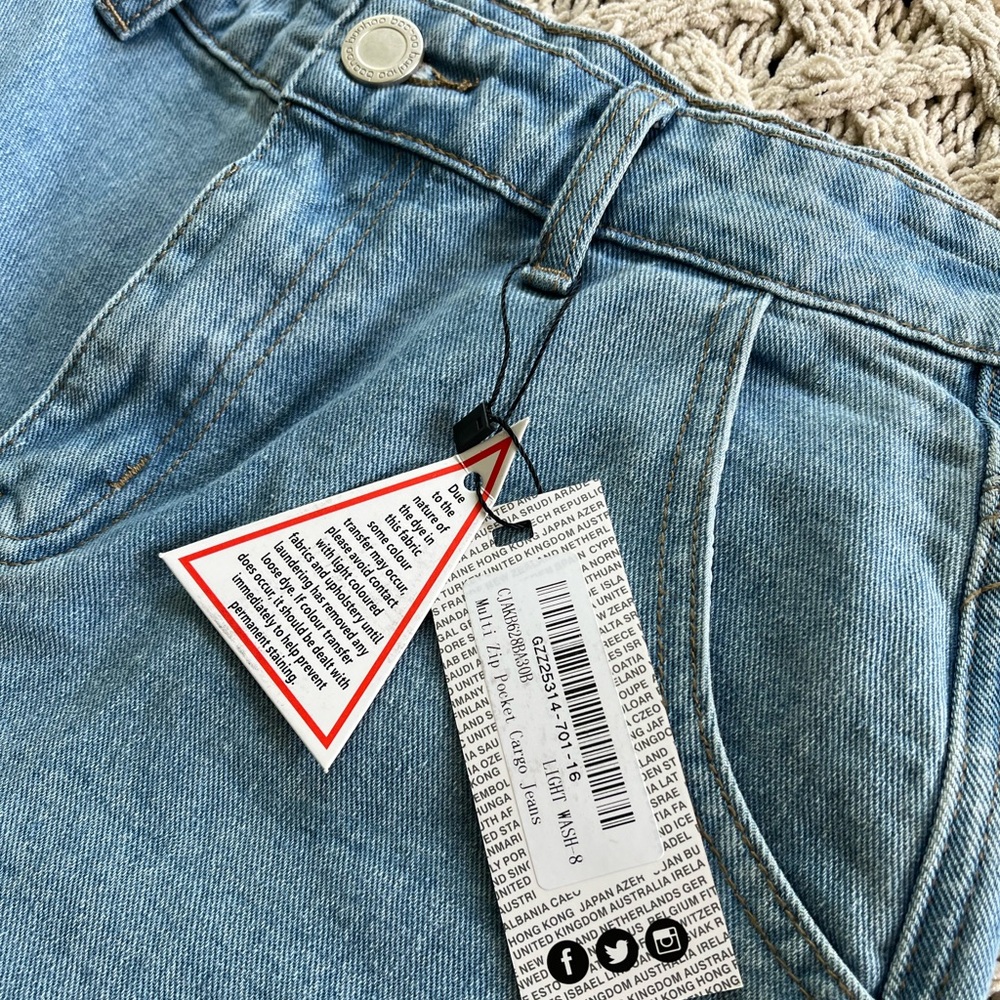 New Boohoo Jeans Light Wash Multi Zip Pocket Cargo Jeans size 4